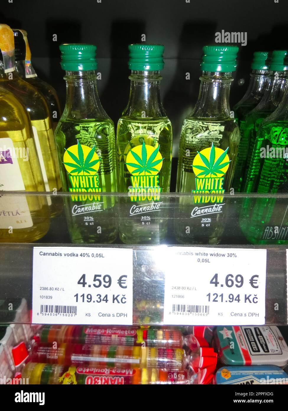 Cannabis-Alkohol-Getränkeflasche Weiße Witwe Wodka in einem Prager Laden Stockfoto