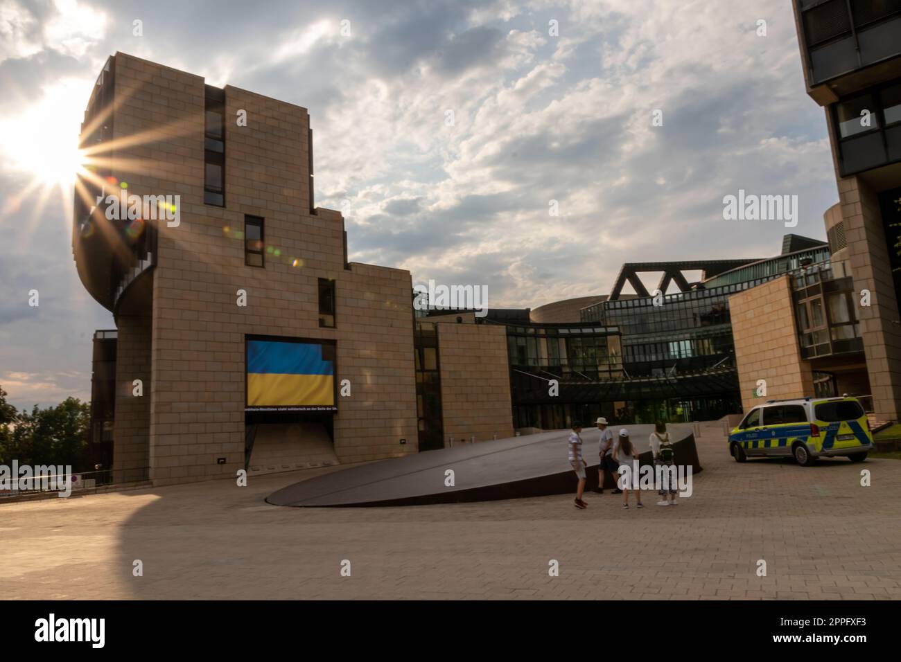 DÃ¼sseldorf, Deutschland 07 20 2022: Landtag DÃ¼sseldorf mit ukrainischer Flagge als Unterstützung gegen die russische Kriegshauptstadt nordrhein-westfalen zeigt Kongresshalle der lokalen demokratischen Regierung Stockfoto