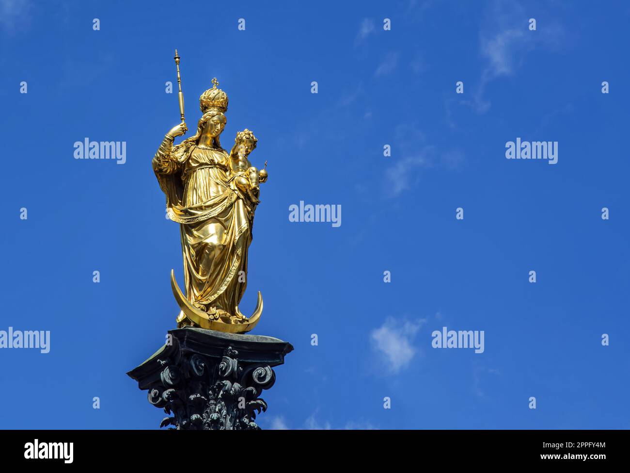 Die Statue des MariensÃ¤auf dem Marienplatz in München. Die MariensÃ¤ule ist eine goldfarbene Statue, die die Madonna und das Jesuskind auf einem Halbmond darstellt Stockfoto