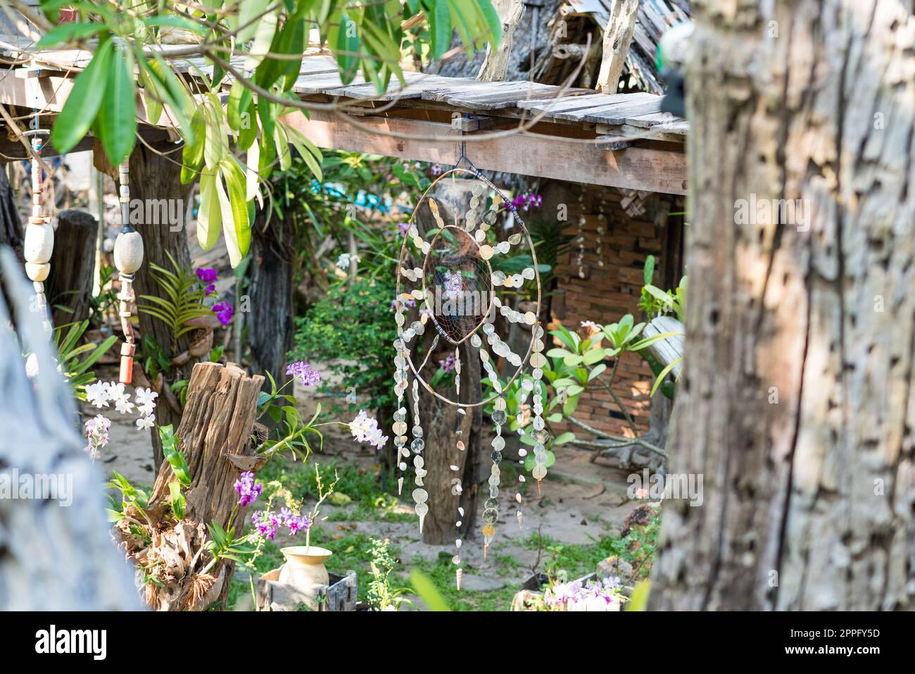 Traumfänger im Garten der Hippie Bar auf der Insel Ko Phayam Stockfoto