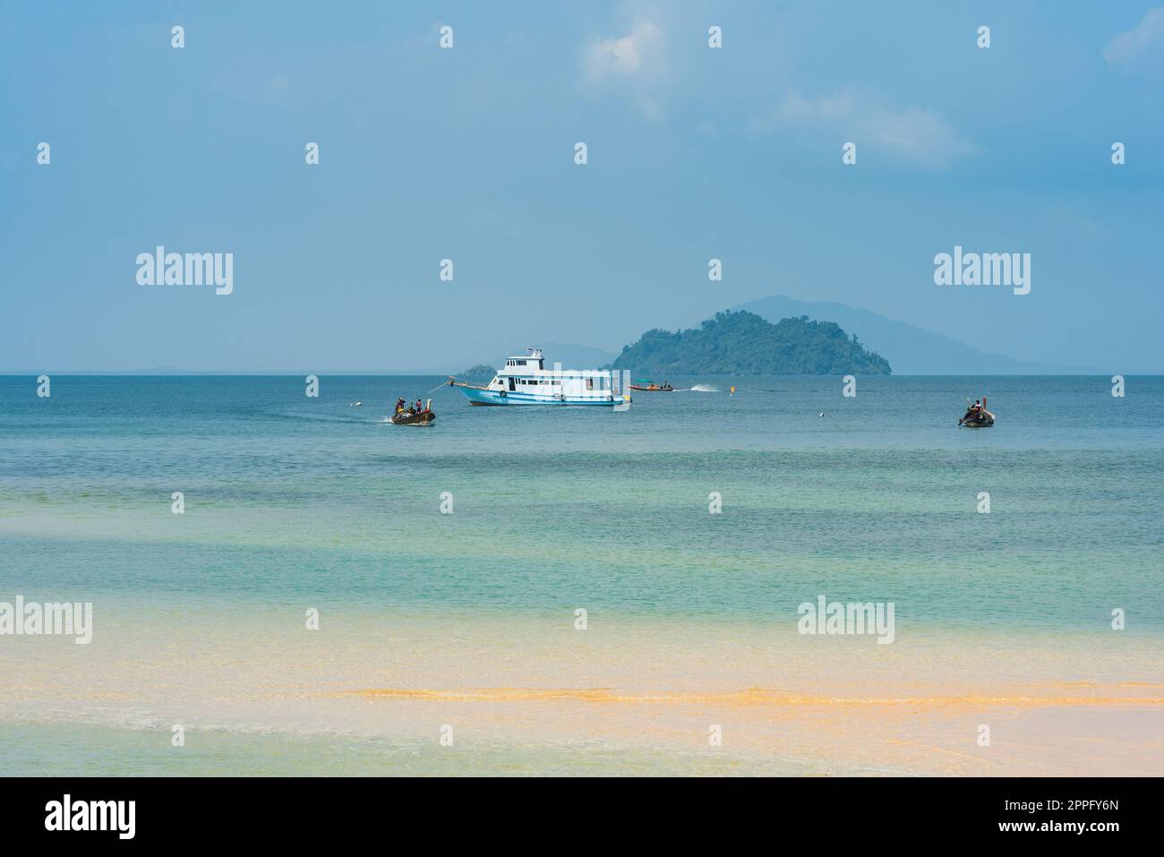 Strand, Boot und Fähre auf Ko Phayam Stockfoto