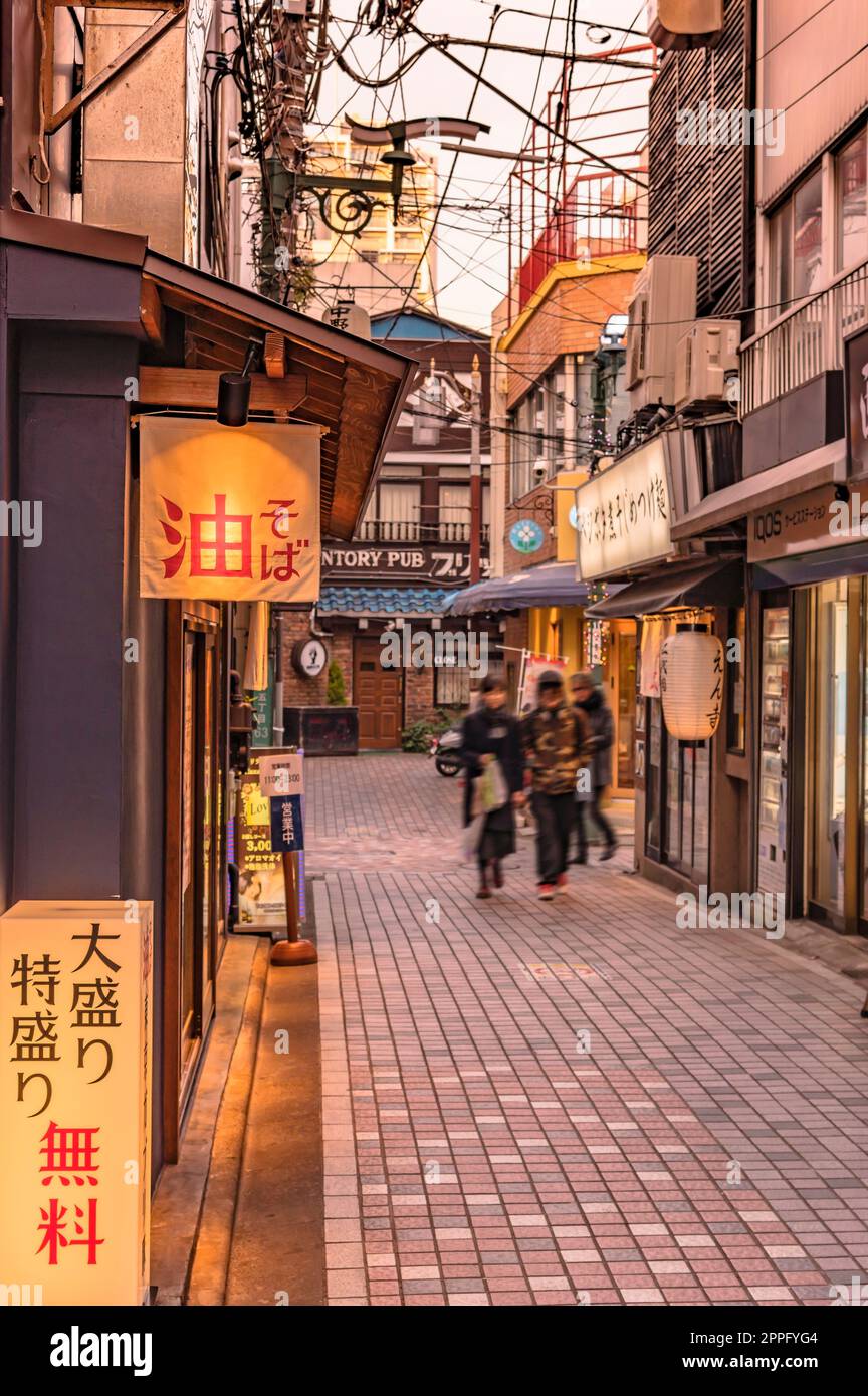 Backstreet von Nakano Station Wo ist japanischer Soba Nudeln Restaurants mit beleuchteten Signes, wo sich häufende eingeschrieben ist. Stockfoto