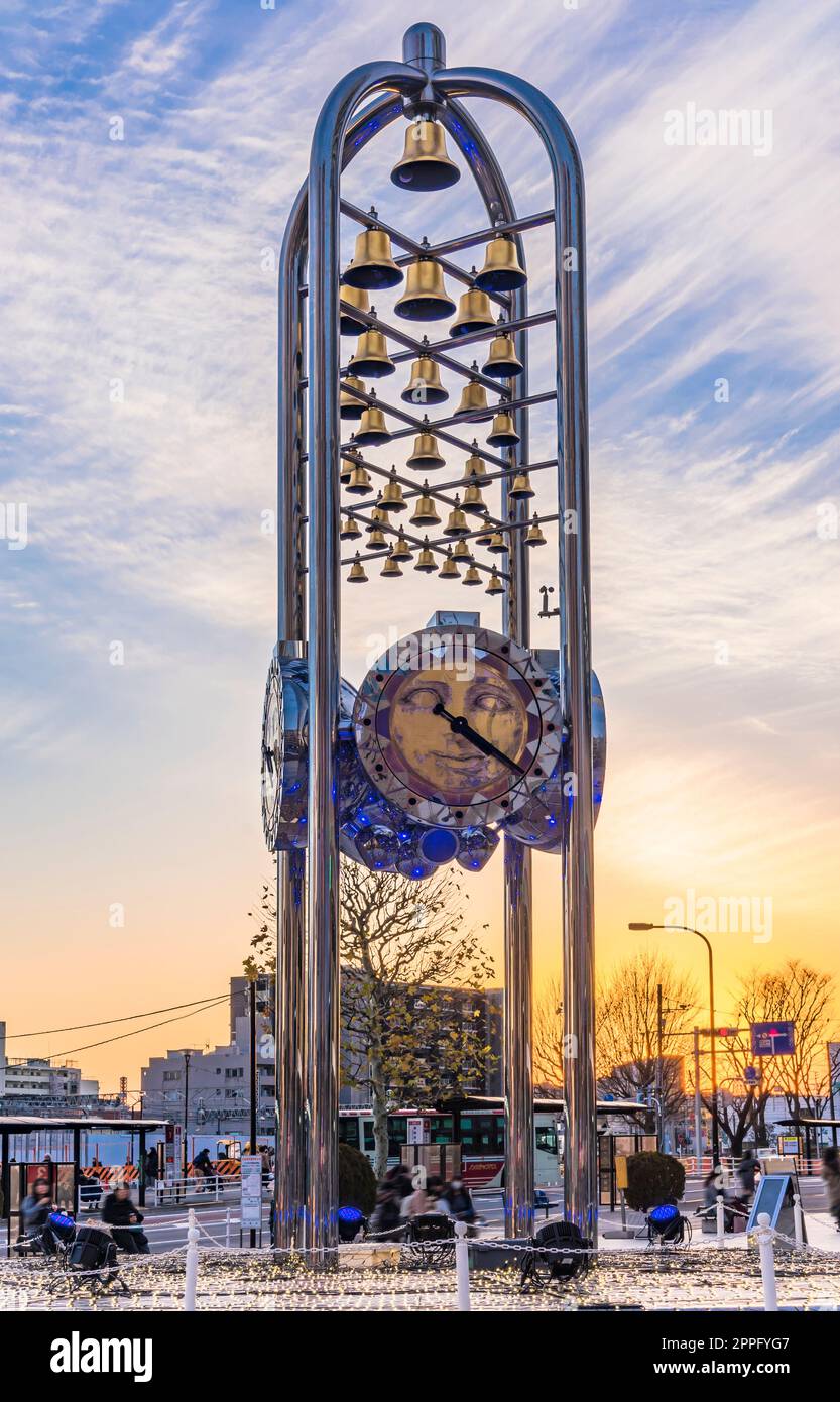 Uhr Denkmal der Sun Plaza Gebäude an der nördlichen Ausfahrt der Nakano Station bei Sonnenuntergang. Stockfoto