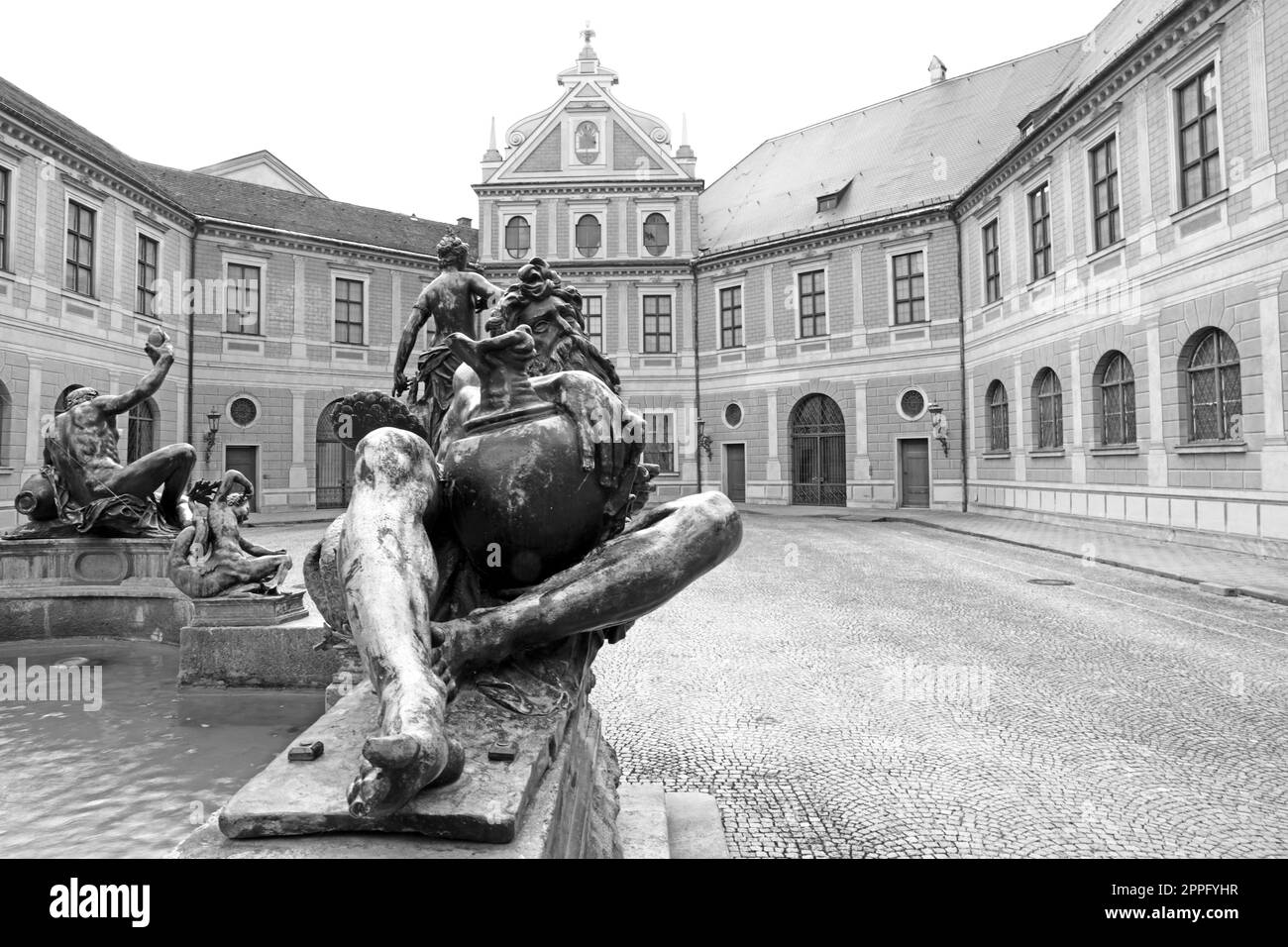 Schwarzweißfoto - Flussgottesskulptur an der Wittelsbach Brunnenresidenz München Stockfoto