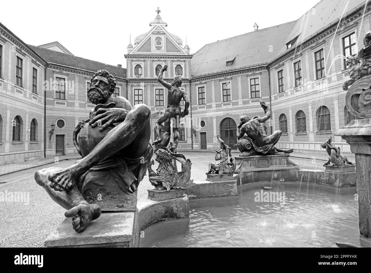 Schwarzweißfoto - Skulpturen Wittelsbach Springbrunnen-Residenz München Stockfoto