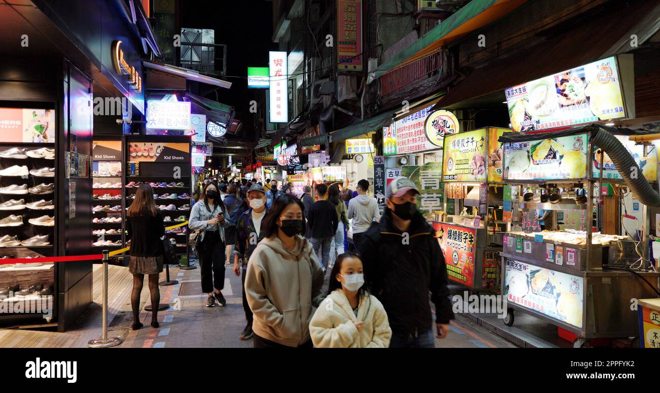 Taipei, Taiwan, 08. April 2022: Shilin Street Market bei Nacht Stockfoto