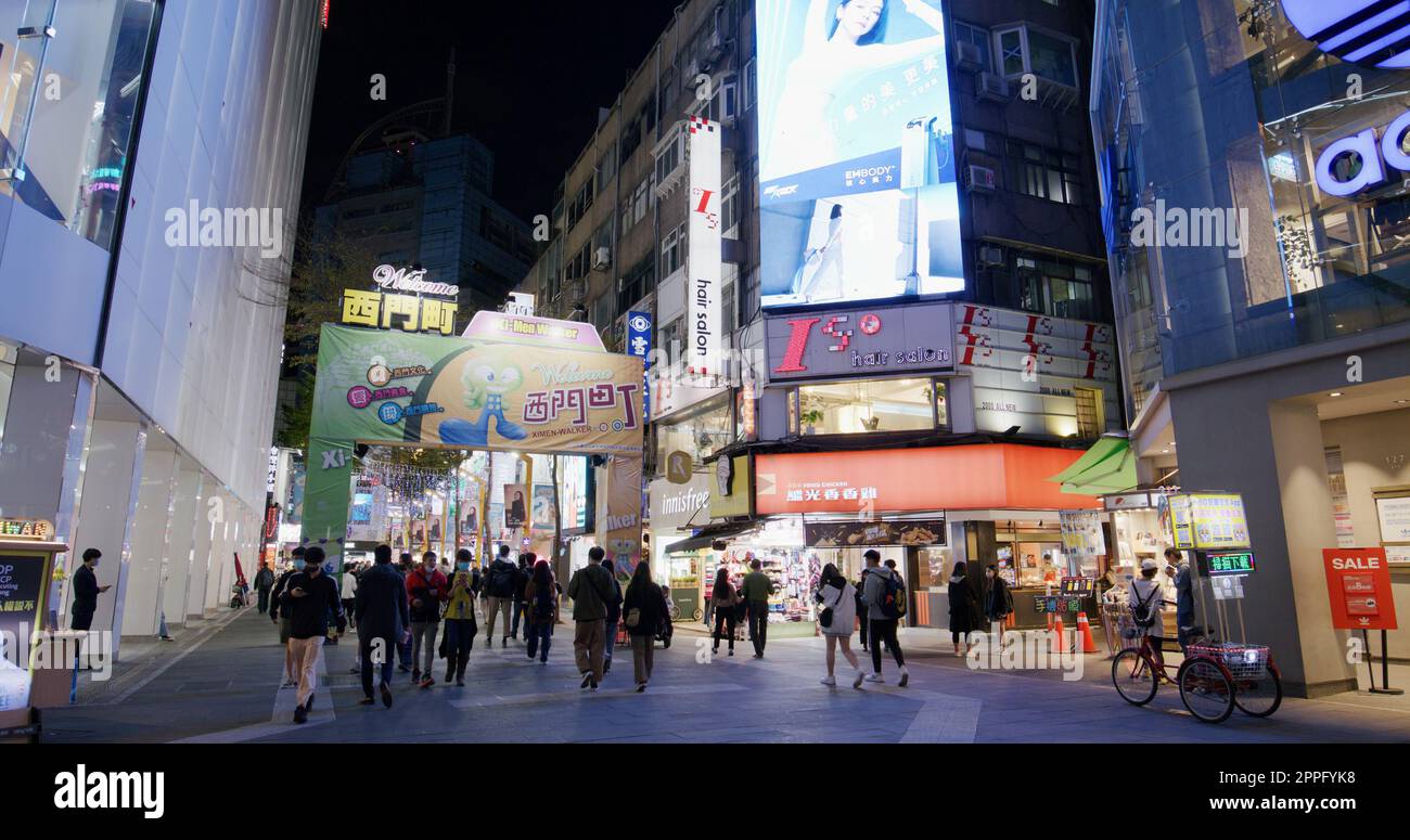 Taipeh, Taiwan 02. März 2022: Ximending bei Nacht in Taipeh Stockfoto