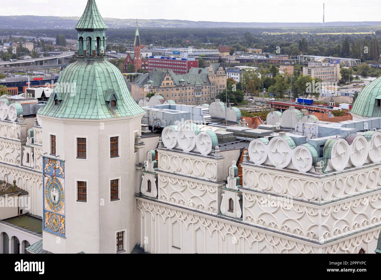 Blick aus der Vogelperspektive auf das Herzogsschloss mit Uhrenturm und einer dekorativen barocken Uhr, Szczecin, Polen Stockfoto