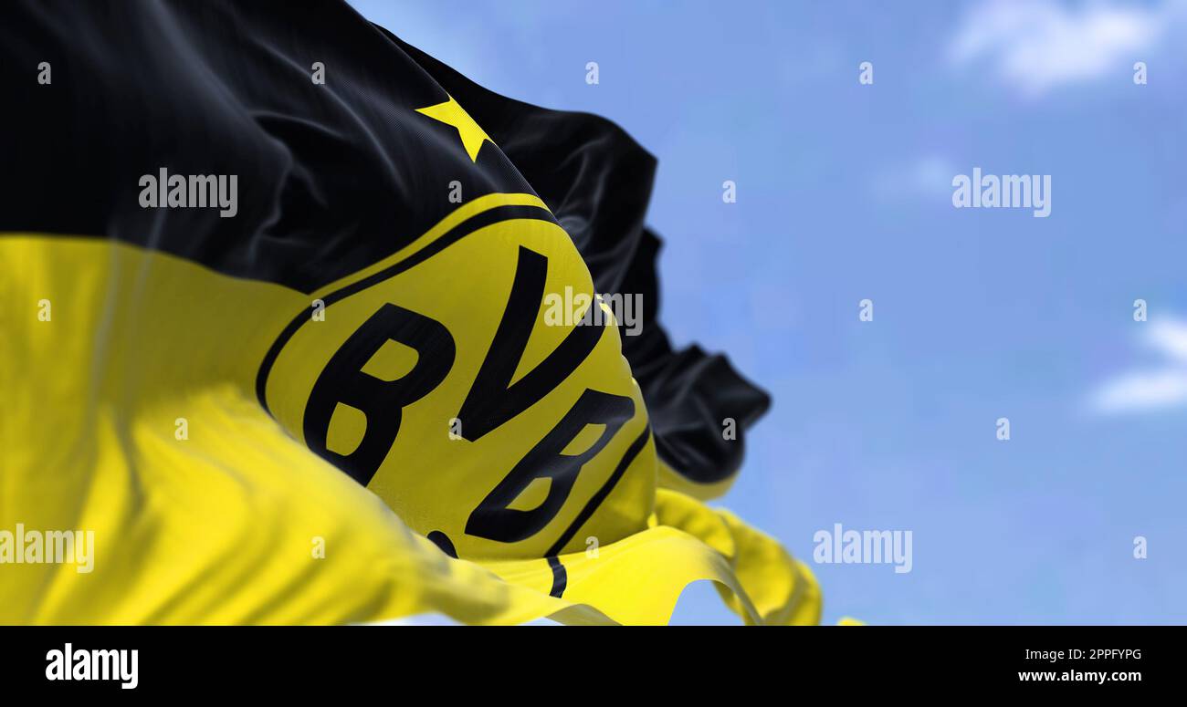 Die Flagge von Borussia Dortmund, die im Wind winkt. Stockfoto