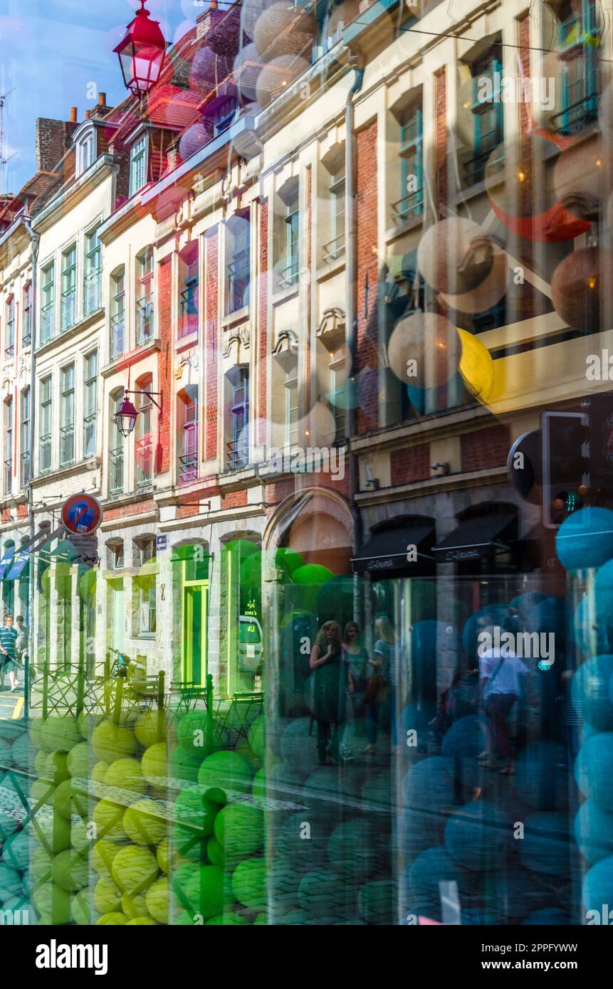 LILLE, FRANKREICH - 17. AUGUST 2013: Farbenfrohe Schaufenster mit vielen Ballons in Lille, Nordfrankreich Stockfoto