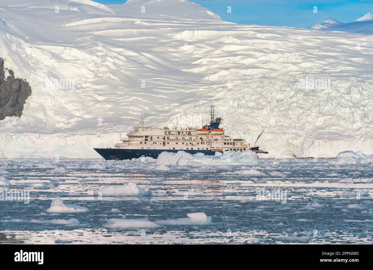 Expeditionsschiff vor der antarktischen Eisbergslandschaft in Cierva Cove auf der Westseite der antarktischen Halbinsel Stockfoto