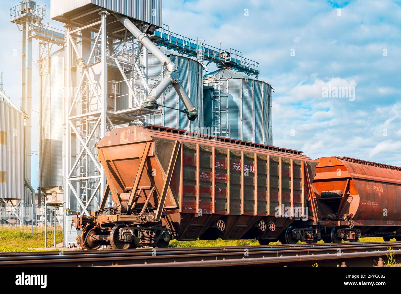 Beladen von Eisenbahnwaggons am Kornelevator Stockfoto