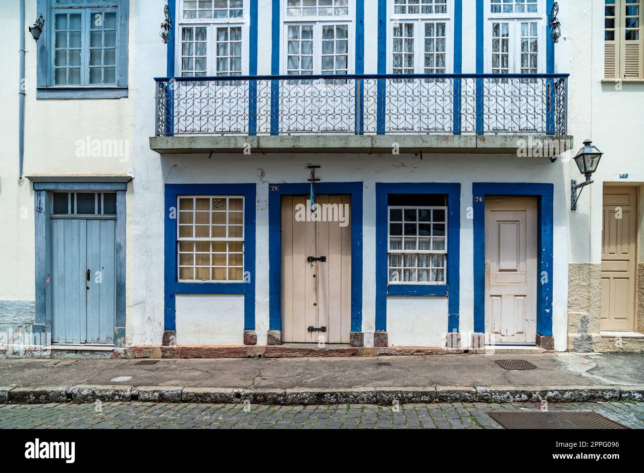 Hausfassaden von kleinen Städten in Südamerika Stockfoto