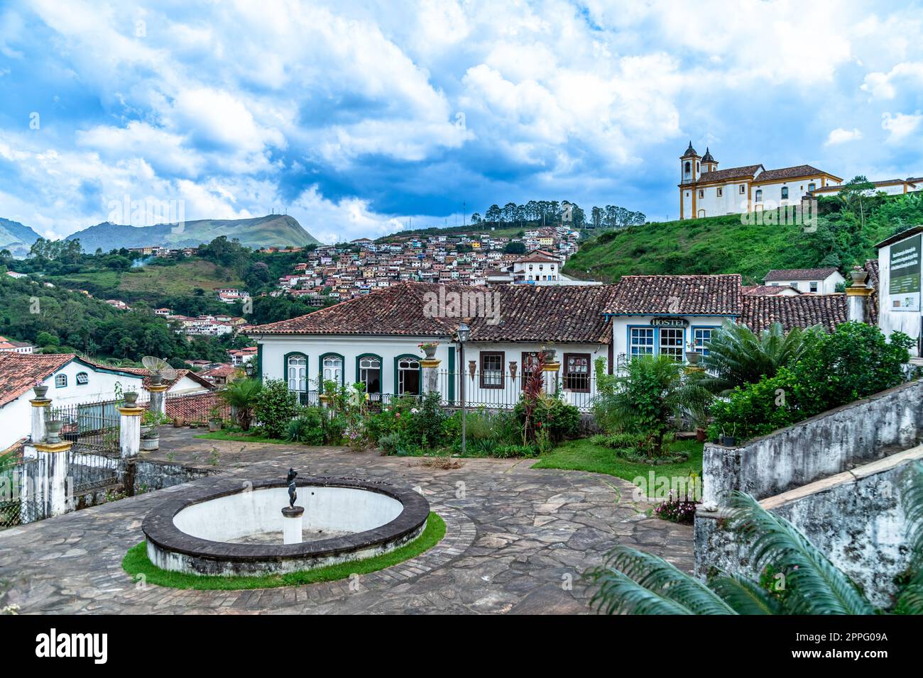 Straße von Ouro Preto, brasilianische Stadt. UNESCO-Weltkulturerbe Stockfoto