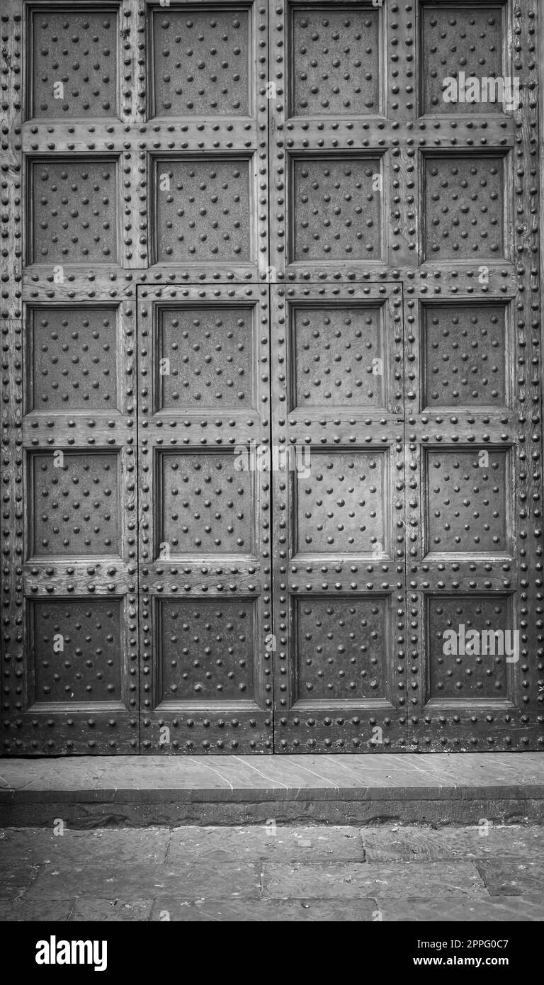 Antike Tür im historischen Gebäude - Konzept der Sicherheit, Geheimnis, Grunge. Stockfoto