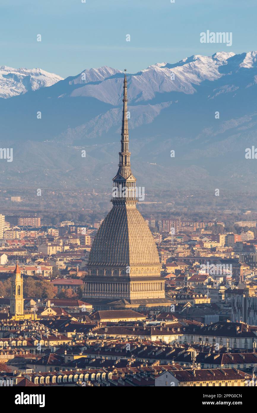 Turin Panorama mit Alpen und Mole Antonelliana, Italien. Skyline des Wahrzeichens der Piemont-Region von Monte dei Cappuccini - Cappuccinis Hügel. Sonnenaufgangslicht. Stockfoto