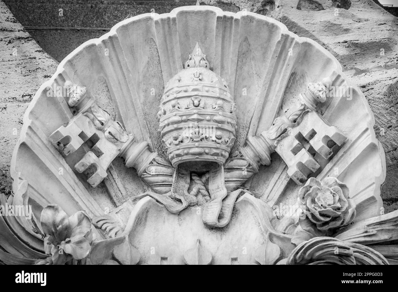 Symbol des Vatikanischen Staates - zwei gekreuzte Schlüssel und eine Tiara, Staat der Vatikanstadt. Stockfoto