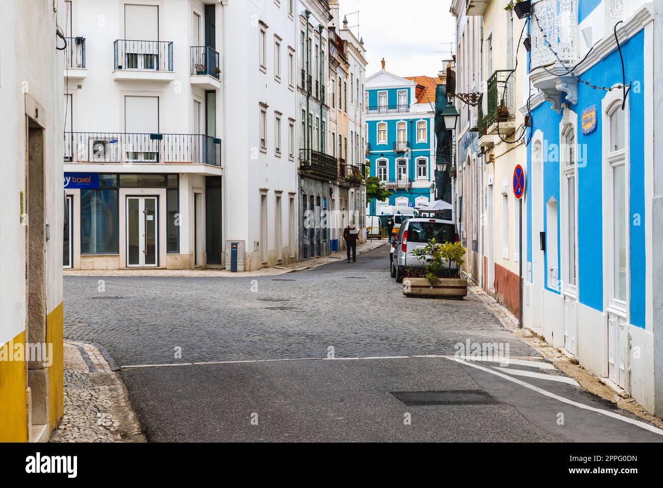 Architektonische Details eines typischen Hauses im Stadtzentrum von Santarem, Portugal Stockfoto