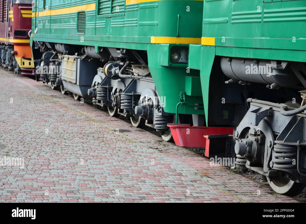 Die Räder eines modernen russischen elektrische Zug mit Stoßdämpfern und Bremsanlagen. Die Seite der Kabine Stockfoto