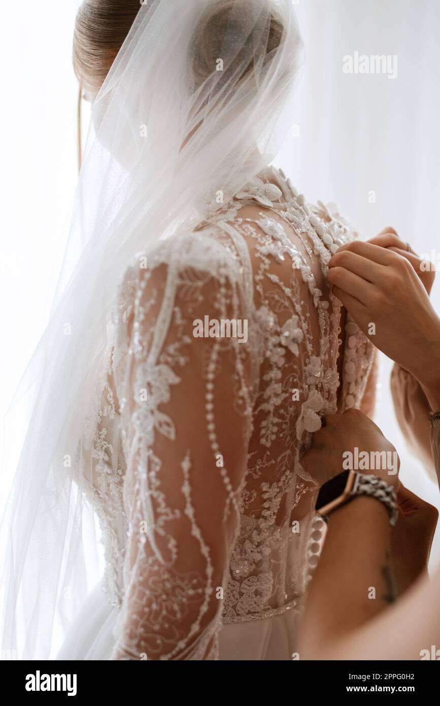 Kleiden Sie die Frau in einem Hochzeitskleid mit Korsett und Schnürung Stockfoto