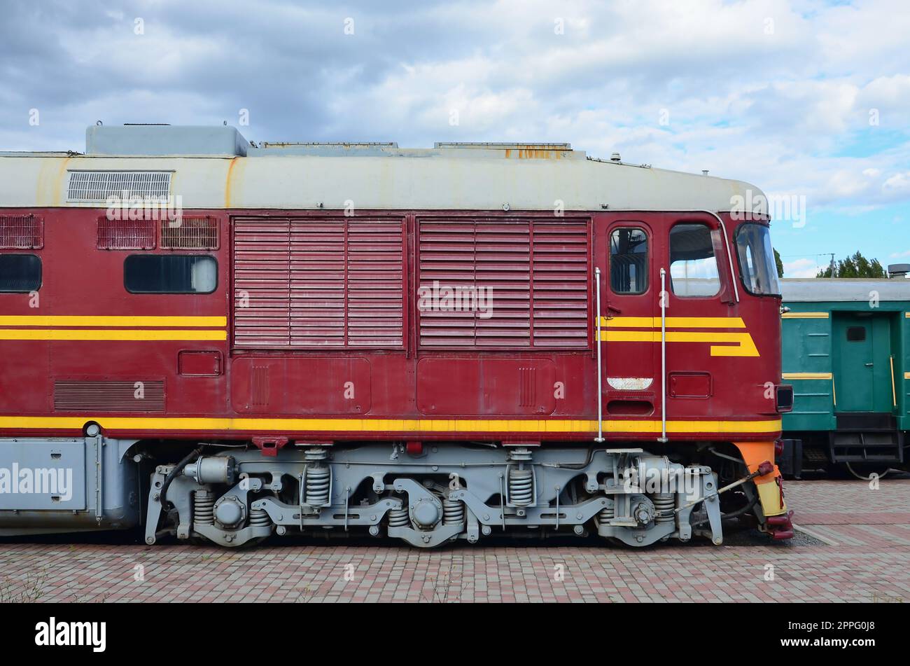 Kabine der modernen russischen elektrische Zug. Seitenansicht der Leiter der Bahn mit einer Menge Räder und Windows in Form von Bullaugen Stockfoto