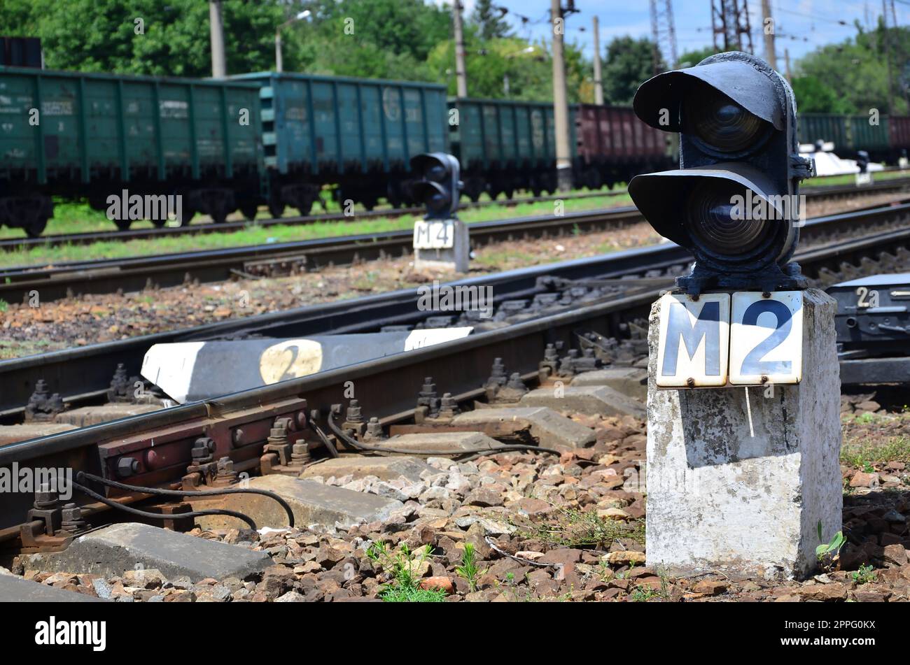 Eisenbahn Ampel (Semaphore) vor dem Hintergrund des Tag Eisenbahn Landschaft. Signal Gerät auf der Bahn Stockfoto