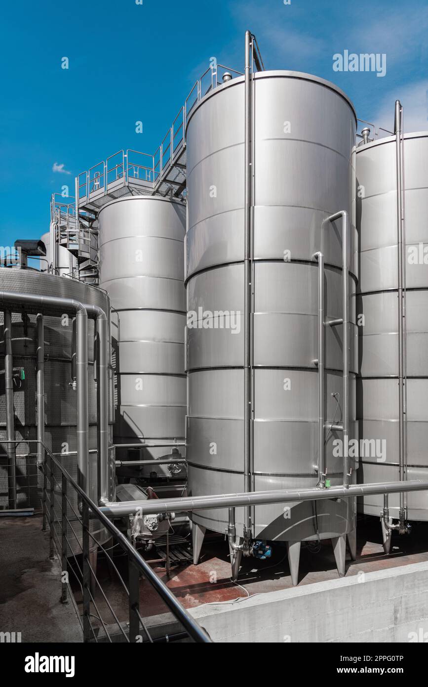 Stahltanks für die Weingärung in einem modernen Weingut. Große Brauereisilos für Gerste oder Bier Stockfoto