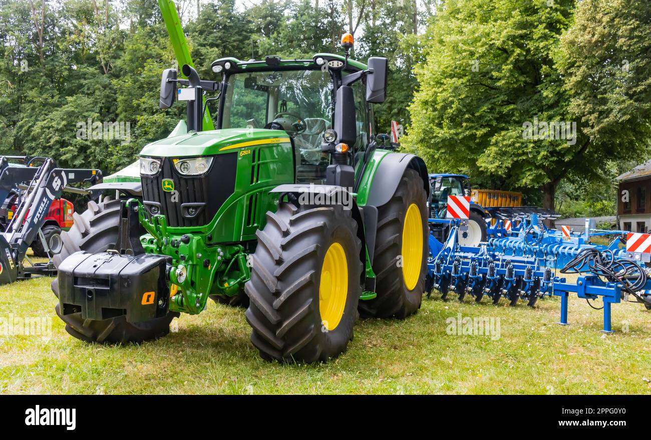 Großer JOHN DEERE Traktor Stockfoto