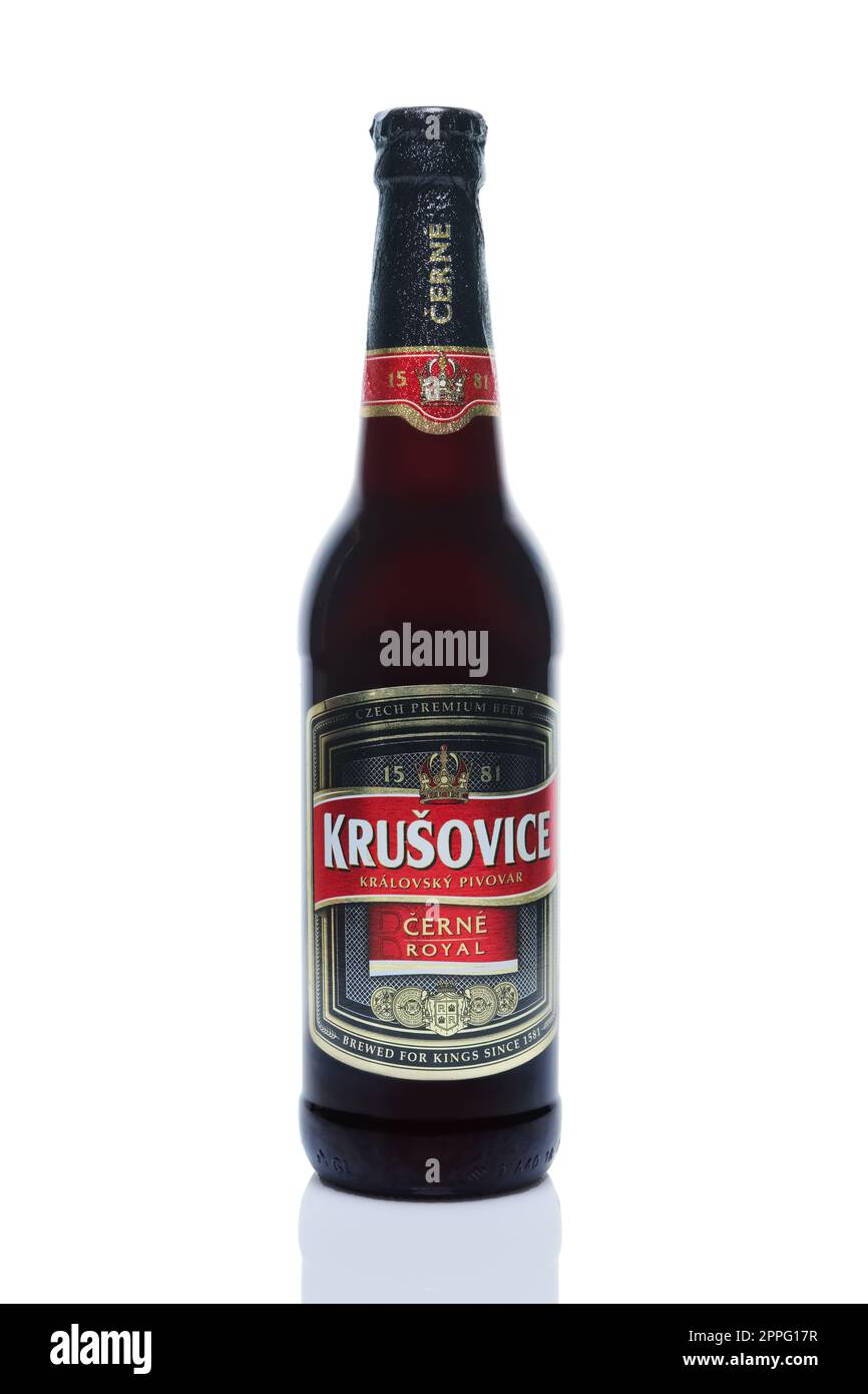 22. August 2018, Minsk, Belarus - Glasflasche mit dunklem Bier Krusovice. Stockfoto