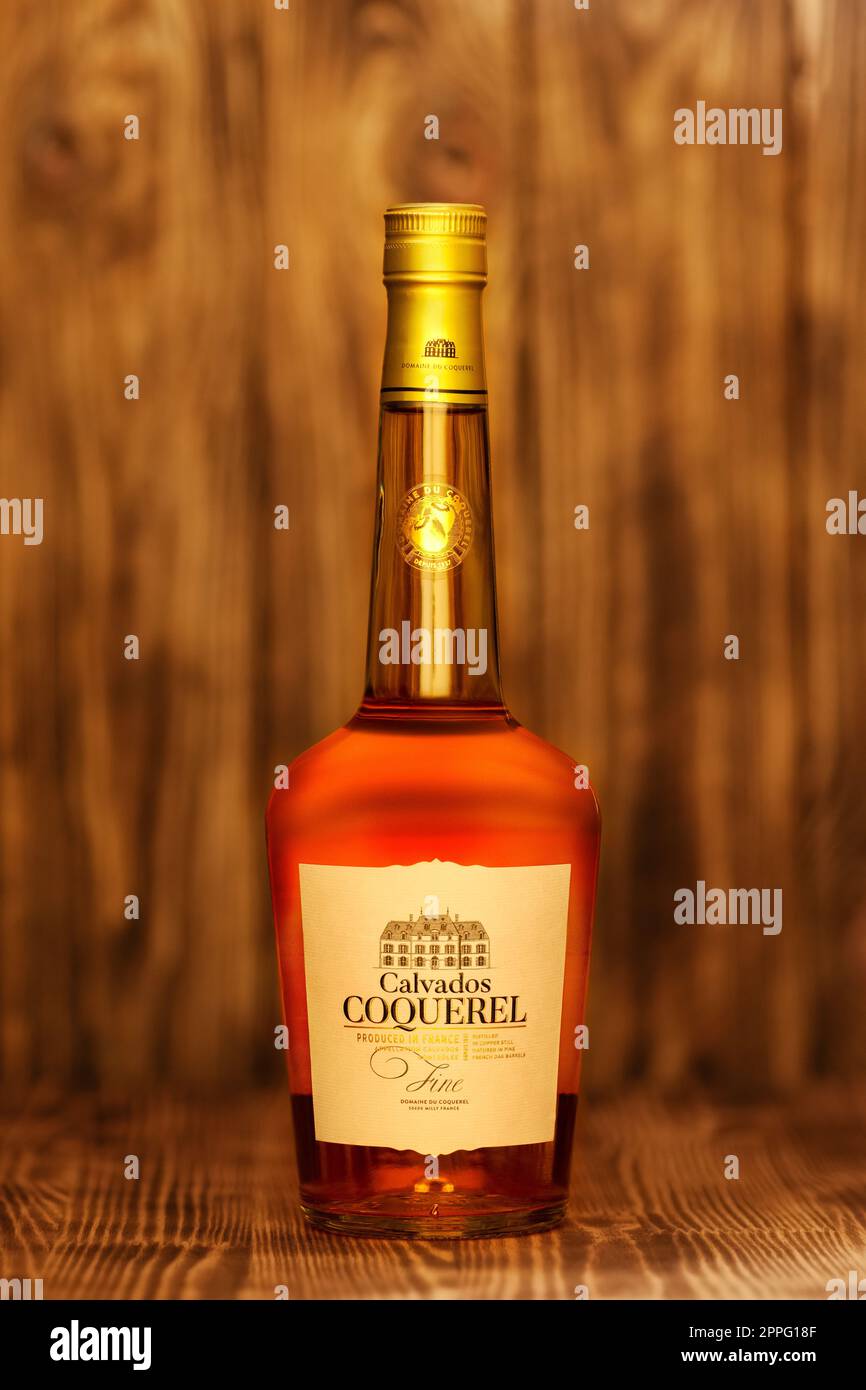 2019, 23. Februar, Minsk, Belarus - Flasche Calvados Coquerel in jungen Eichenfässern auf Holztisch im Alter von Stockfoto