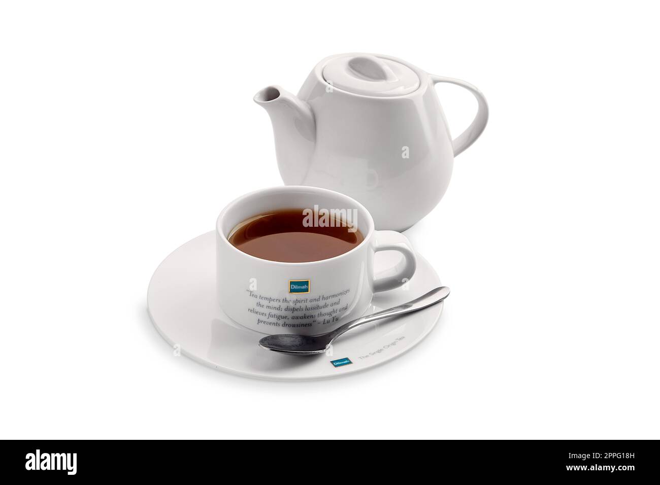 25. Juli 2019, Minsk, Belarus - Keramiktasse und -Kanne mit Dilmah-Tee, isoliert auf Weiß Stockfoto