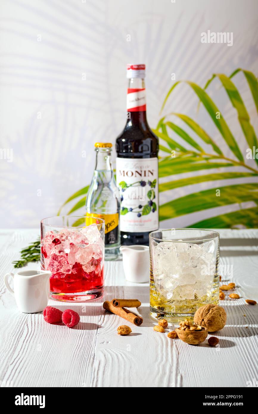 24. April 2019, Minsk, Belarus - erfrischender Espresso und kräftige Sommergetränke Stockfoto