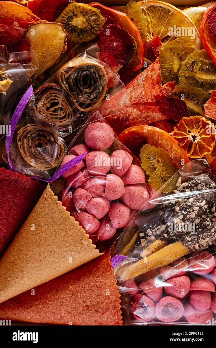 Gesunde hausgemachte Chips aus verschiedenen Früchten. Textur. Makro. Stockfoto