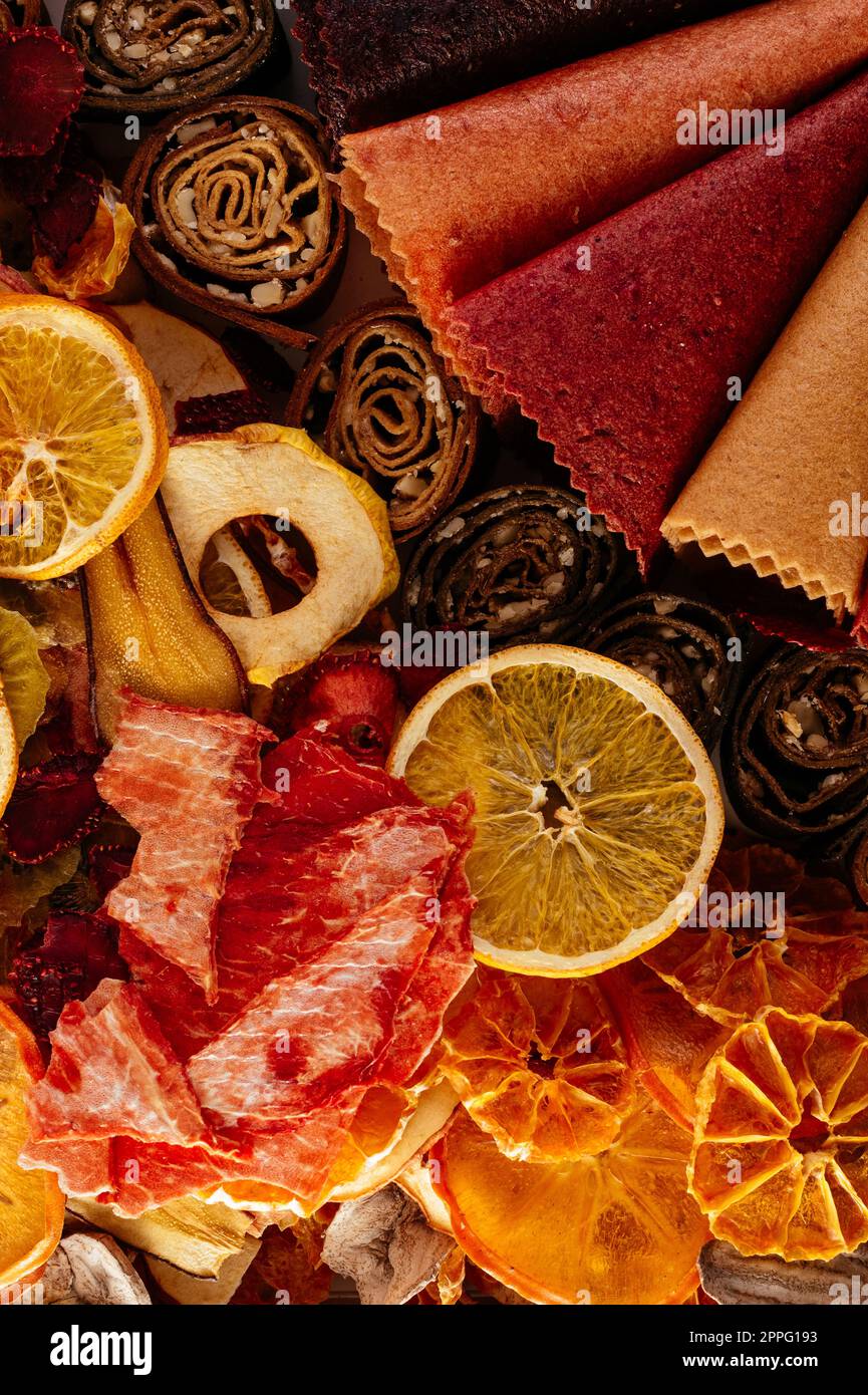 Gesunde hausgemachte Chips aus verschiedenen Früchten. Textur. Makro. Stockfoto
