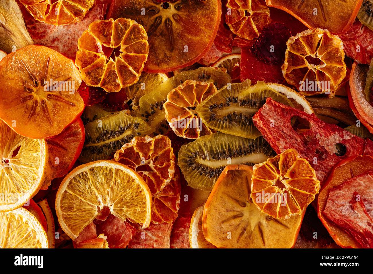Hausgemachte Obstchips. Textur. Holzhintergrund Stockfoto