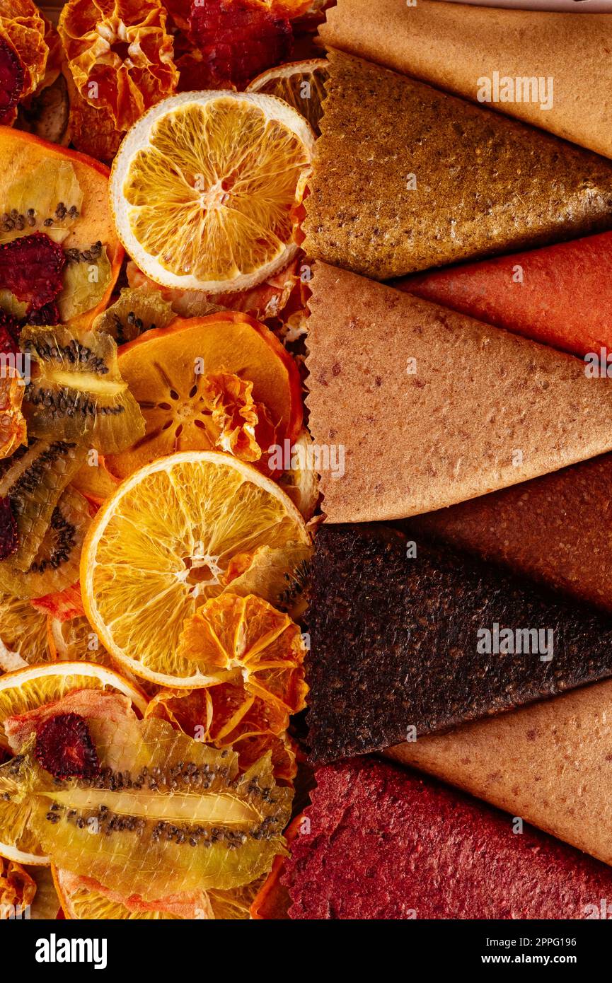 Gesunde hausgemachte Chips aus verschiedenen Früchten. Textur. Makro. Stockfoto