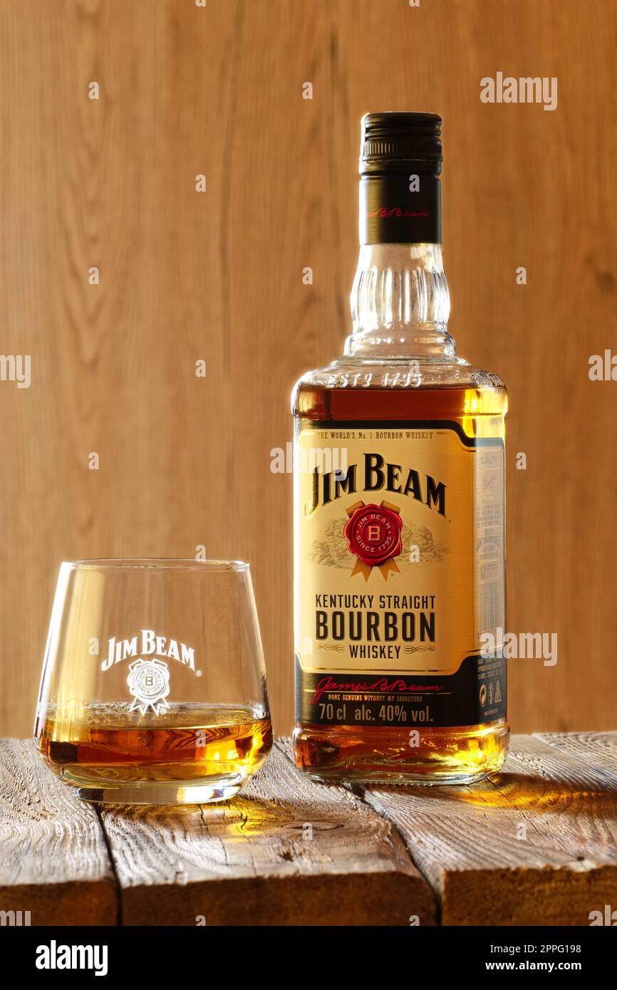 28. März 2019, Minsk, Belarus - Flasche kentucky Bourbon Whiskey mit Glas auf Holzhintergrund Stockfoto