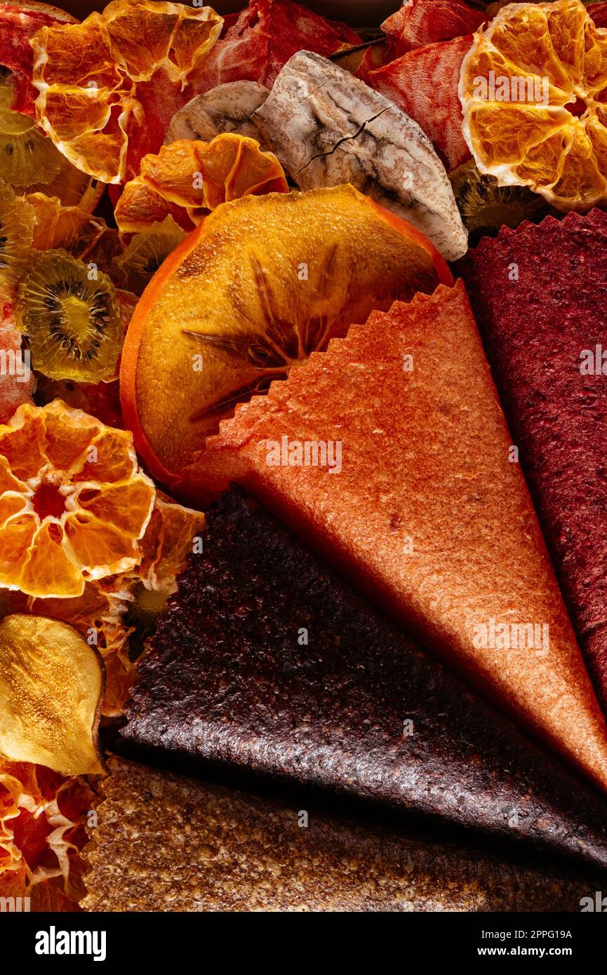 Gesunde hausgemachte Chips aus verschiedenen Früchten. Textur. Makro. Stockfoto