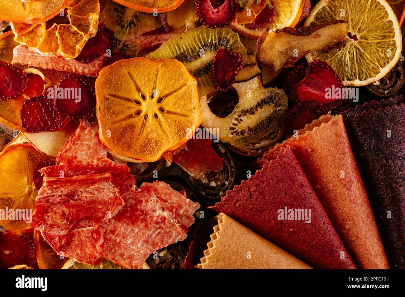 Gesunde hausgemachte Chips aus verschiedenen Früchten. Textur. Makro. Stockfoto