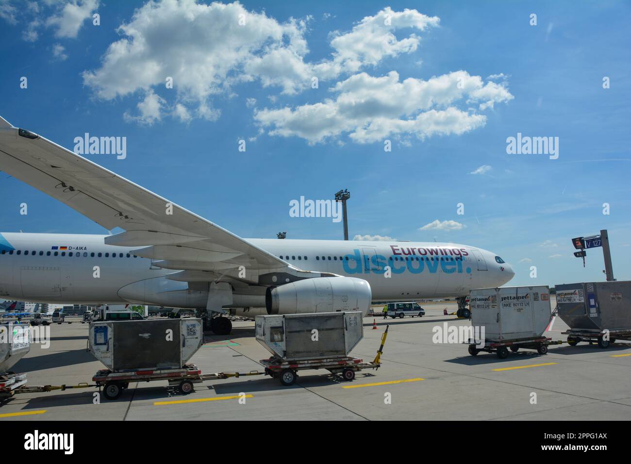 Flughafen Frankfurt Deutschland 02. August 2022 - Eurowings Entdecken Sie ein Flugzeug mit Gepäckwagen Stockfoto