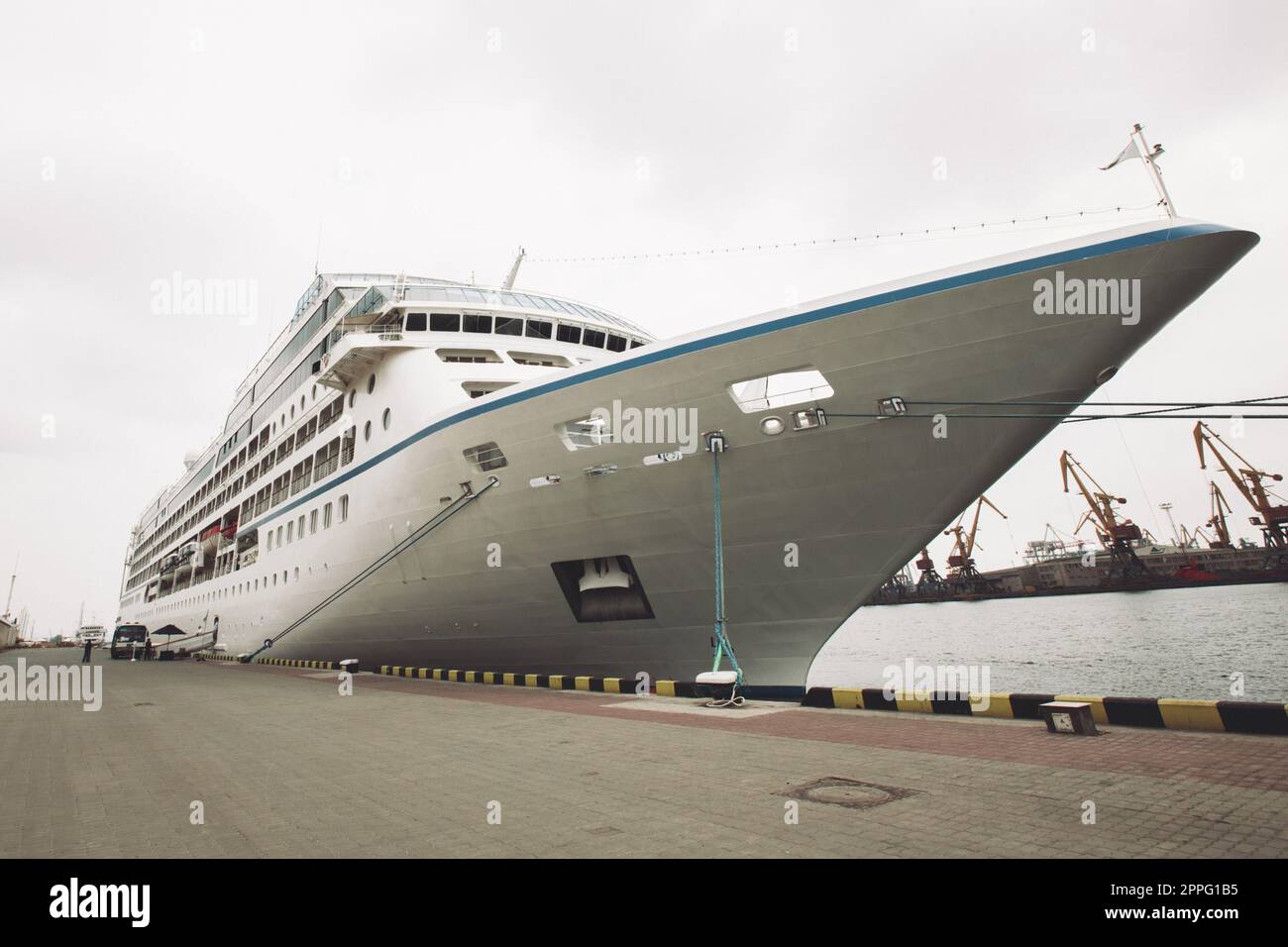 Im Hafen ist ein großes Passagierschiff vor Anker. Stockfoto