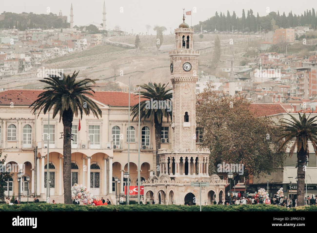 Wunderschöner Turm im Hintergrund der modernen Stadt Izmir, Türkei. Stockfoto