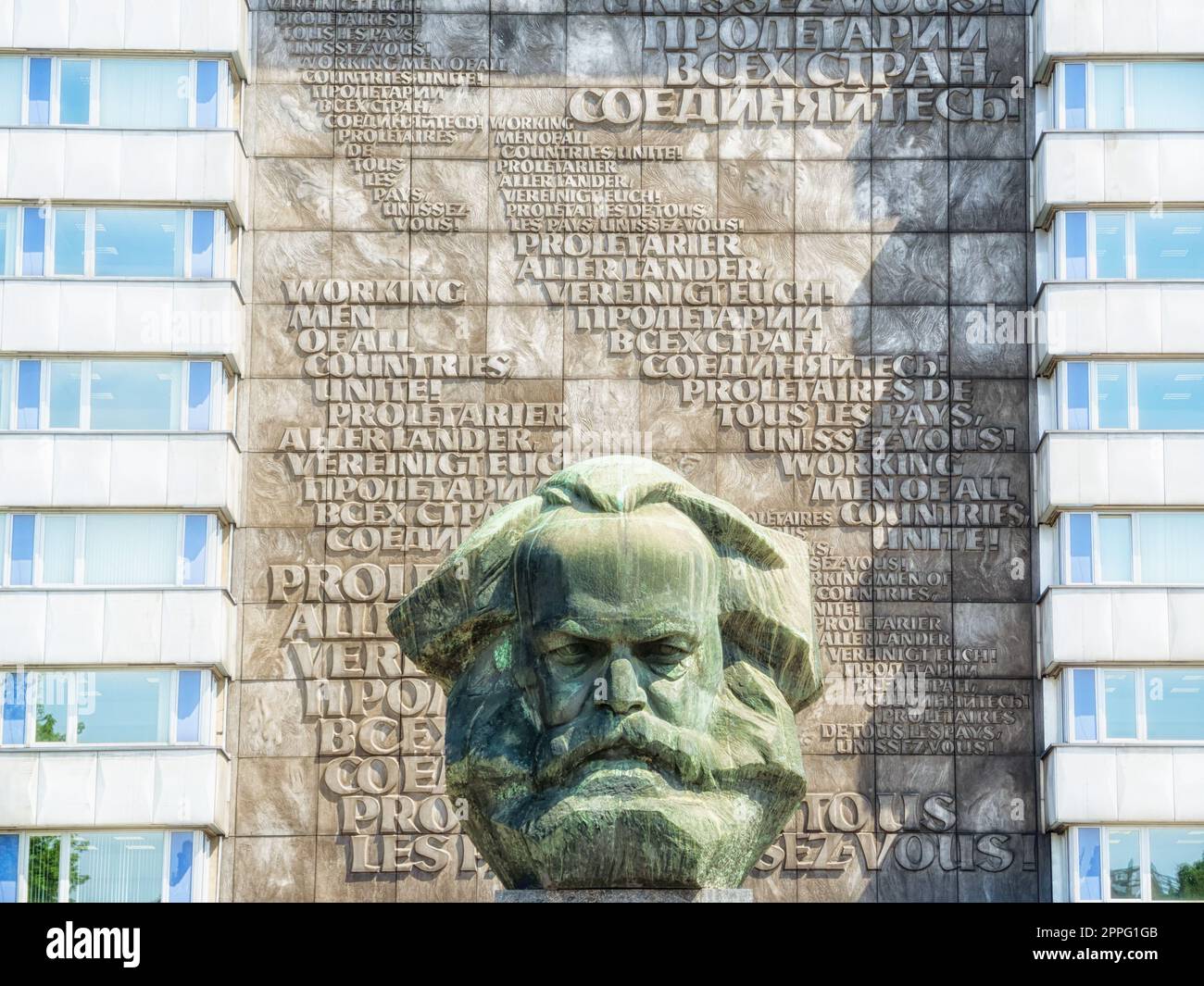 Karl-Marx-Denkmal („Nischel“) in Brueckenstraße, Chemnitz, Deutschland, entworfen von Lew Jefimowitsch Kerbel Textspiegel hinter dem Karl-Marx-Denkmal von Volker Beier und Heinz Schumann Stockfoto