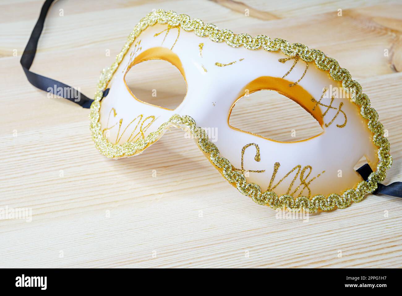 Gesichtsmaske in Gold als Symbol für Theater, Karneval und andere Feste Stockfoto