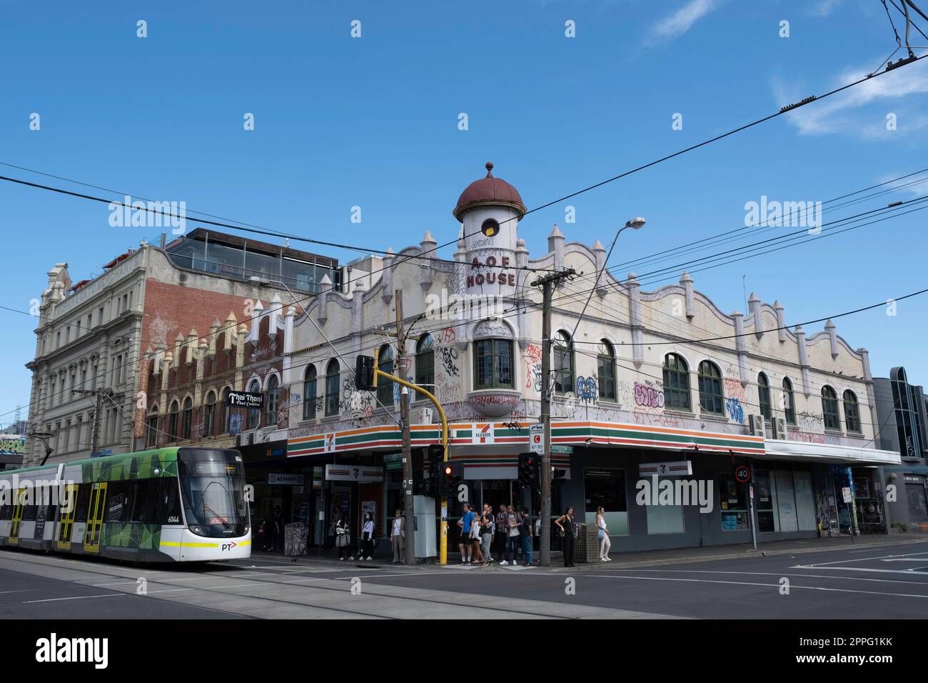 Graffiti und Straßenkunst an der Fassade eines Gebäudes an der Ecke Brunswick Street und Johnston Street im Vorort Fitzroy in Melbourne Stockfoto