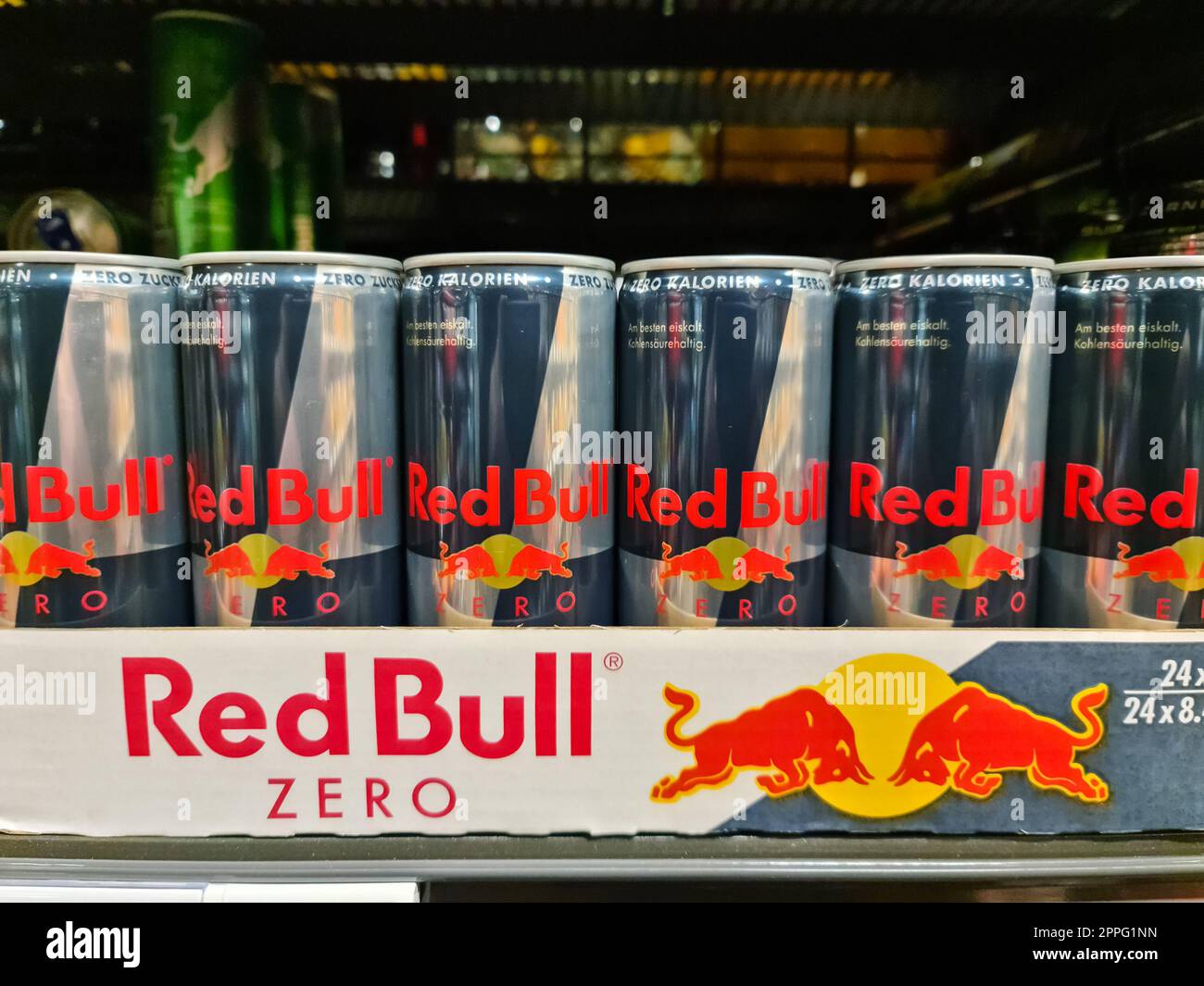 Kiel, Deutschland - 03. April 2023: Eine Palette Red Bull Getränkedosen auf einem Regal des Supermarkts Stockfoto