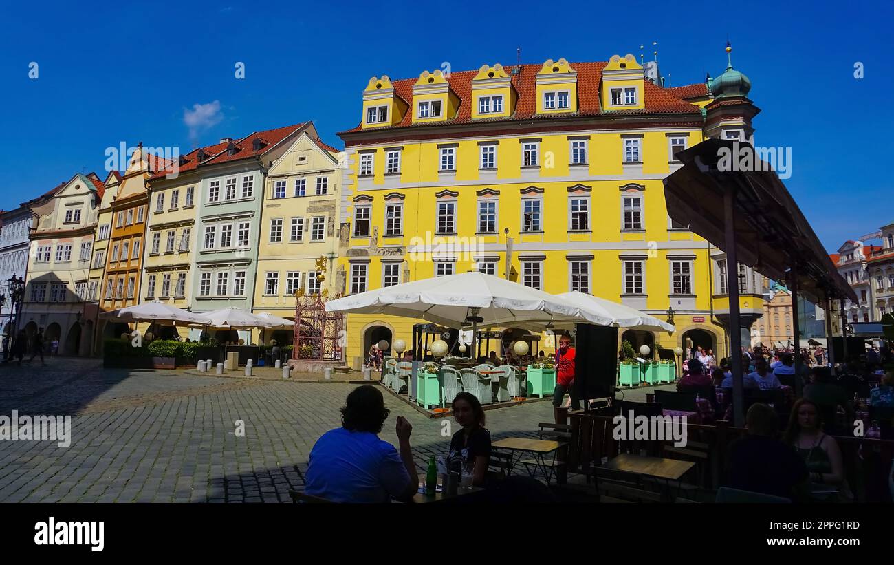 Die Leute, die in der Nähe von Häusern alter Architektur in der Altstadt sind Stockfoto