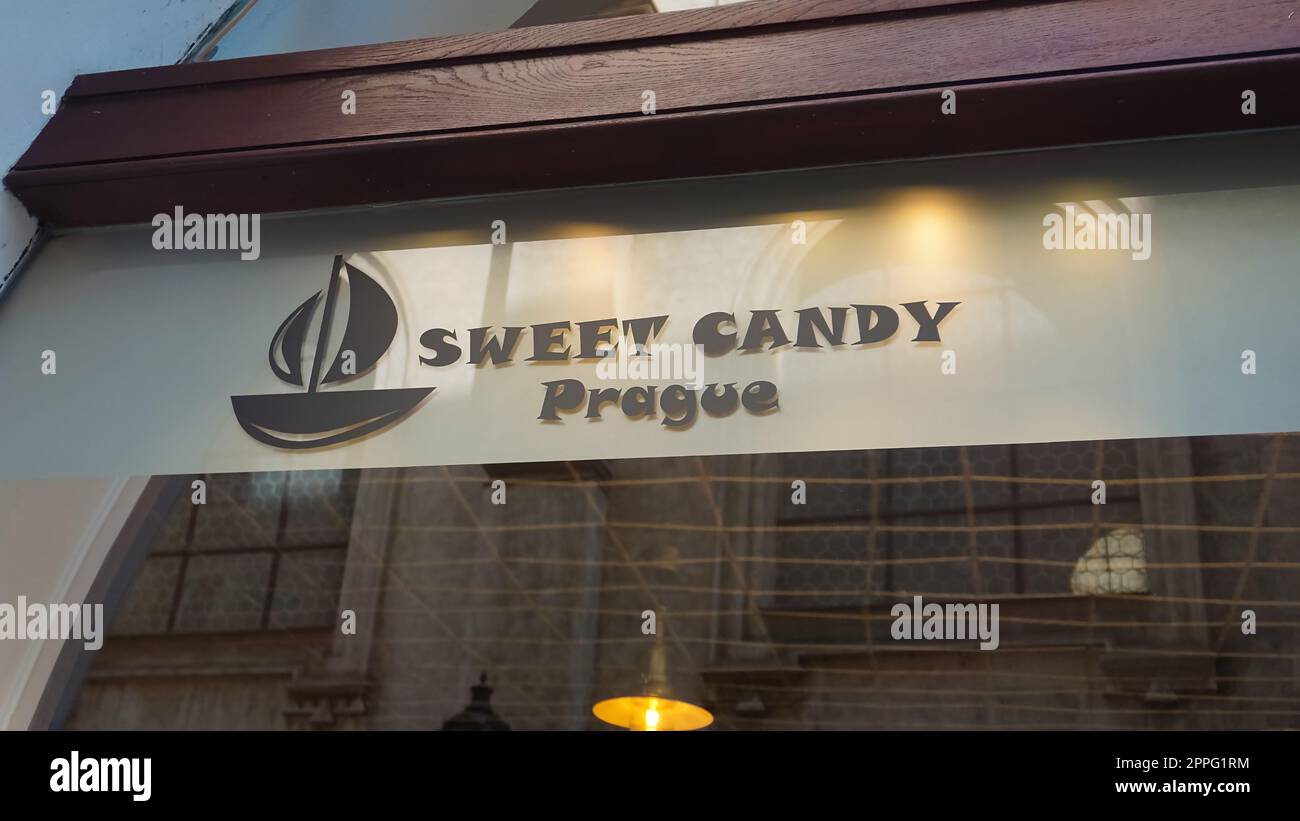 Prag, Tschechische Republik - 11. Mai 2022: Süßwarenladen im Retro-Stil. Bunte Süßigkeiten und Süßigkeiten in Holzfässern. Stockfoto
