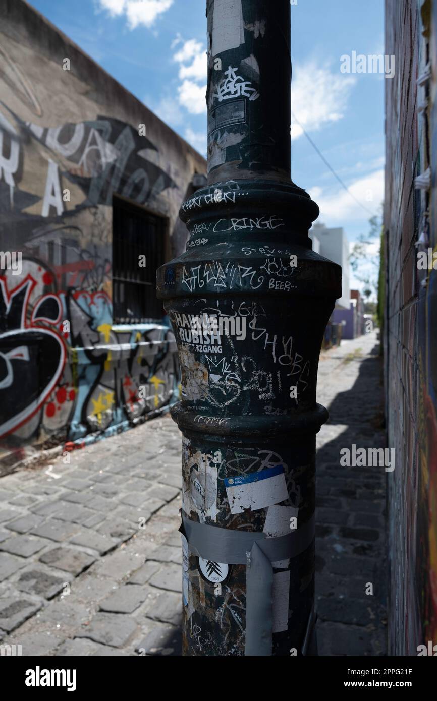 Graffiti an den Wänden und eine Laterne an einer Straße im inneren Vorort Fitzroy in Melbourne, Australien Stockfoto