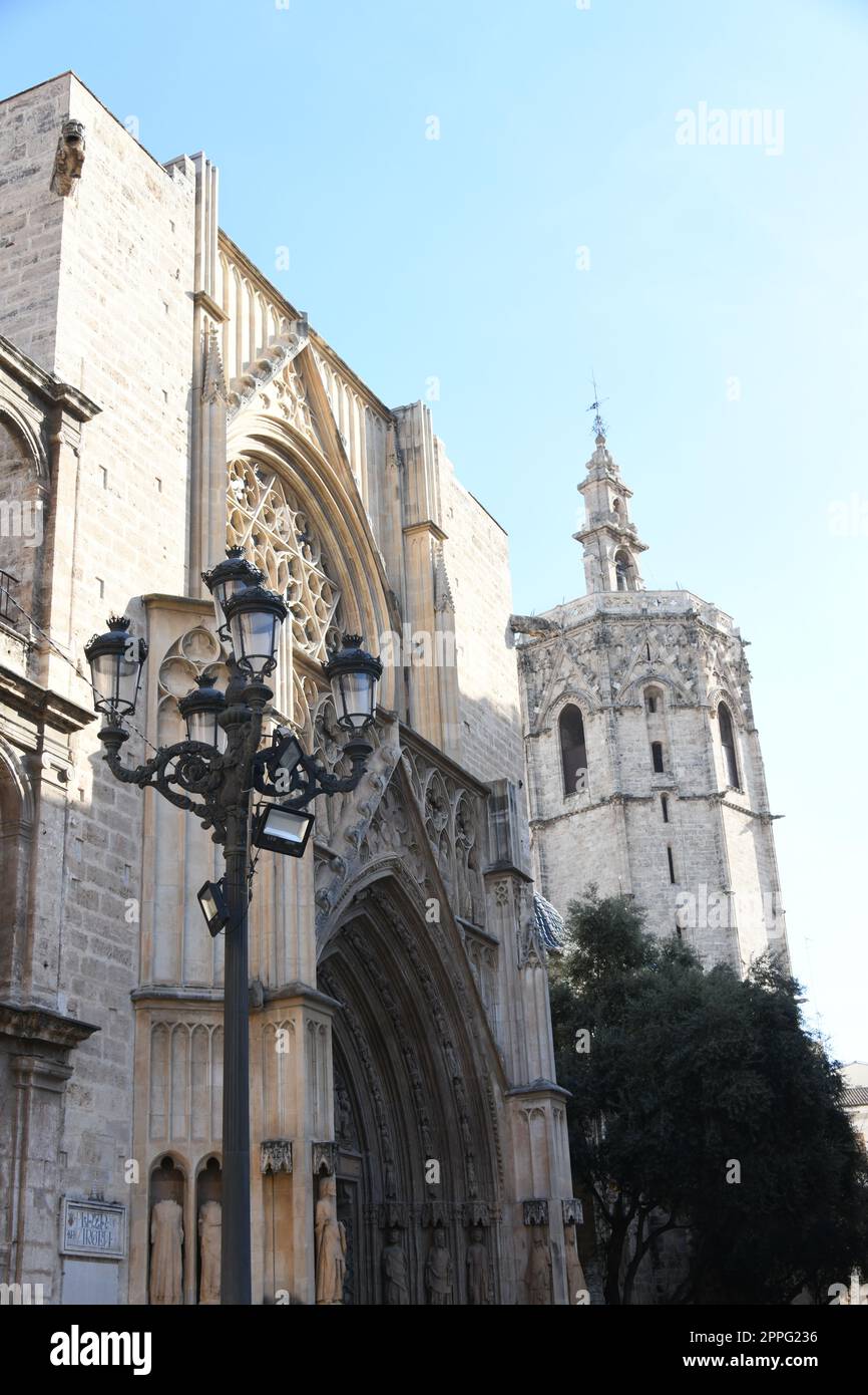 Fassaden von Häusern, Stadtlandschaften in Valencia, Provinz Valencia, Spanien, März 2023 Stockfoto